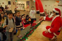 親子ら１２０人盛り上がる　きたの歯科クリスマスフェス